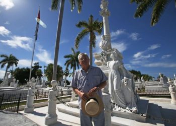 Eusebio Leal frente al monumento dedicado a Carlos Manuel de Céspedes en Santa Ifigenia. Foto: Tomada de El Nuevo Día.