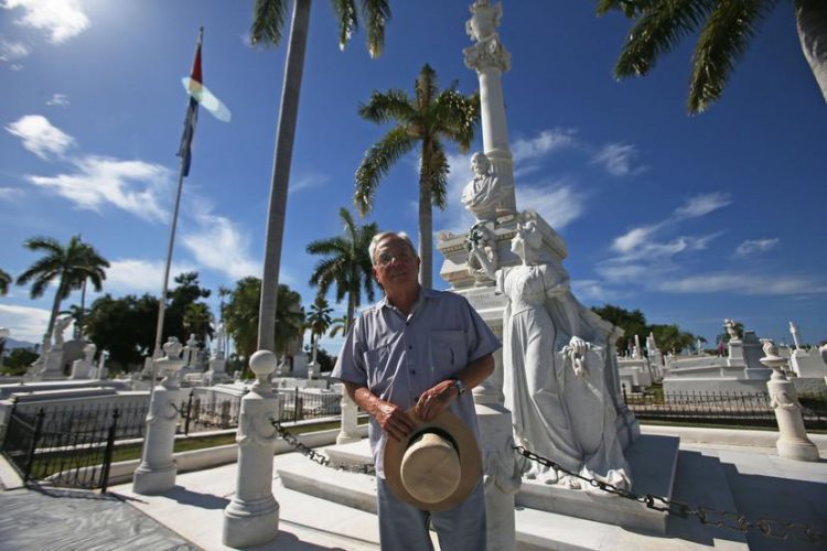 Eusebio Leal frente al monumento dedicado a Carlos Manuel de Céspedes en Santa Ifigenia. Foto: Tomada de El Nuevo Día.