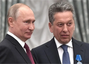El oligarca Maganov (a la derecha) cuando fue condecorado por Putin. | Foto: Prensa Kremlin