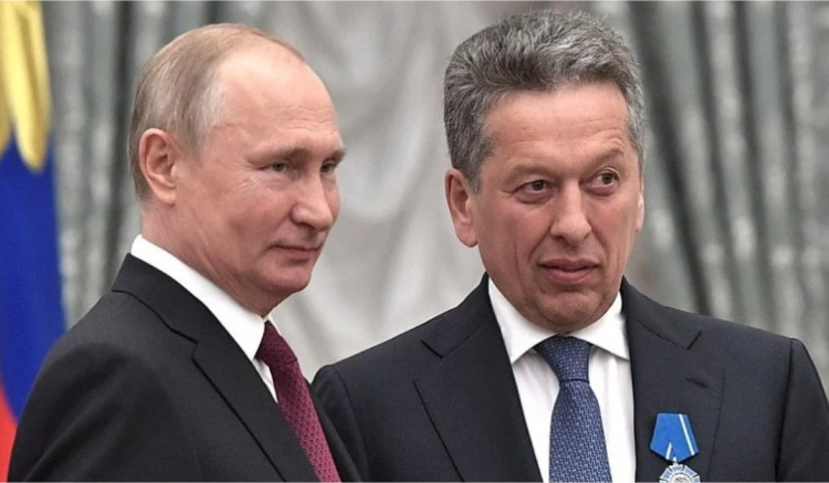 El oligarca Maganov (a la derecha) cuando fue condecorado por Putin. | Foto: Prensa Kremlin