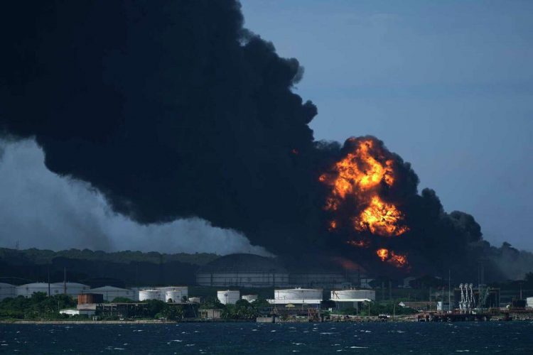 Una enorme columna de humo se alza de la Base de Supertanqueros de Matanzas luego de un incendio causado por una tormenta eléctrica hace un mes. Foto: Alton Telegraph.