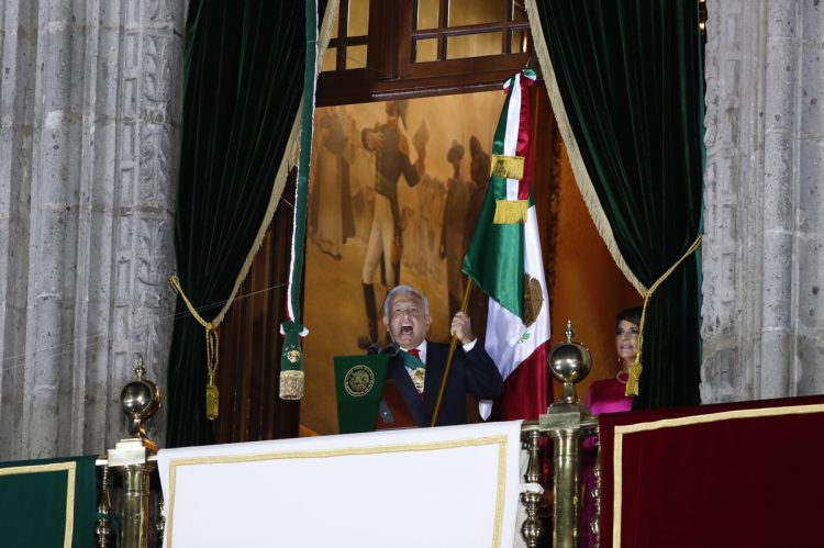 Andrés Manuel López Obrador habla hoy durante la ceremonia por el 212 aniversario del Grito de independencia, desde el balcón central del Palacio Nacional en Ciudad de México. Foto: José Méndez/Efe.