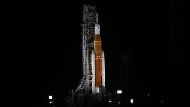 El nuevo cohete lunar de la NASA en su plataforma de lanzamiento. Foto: AP.