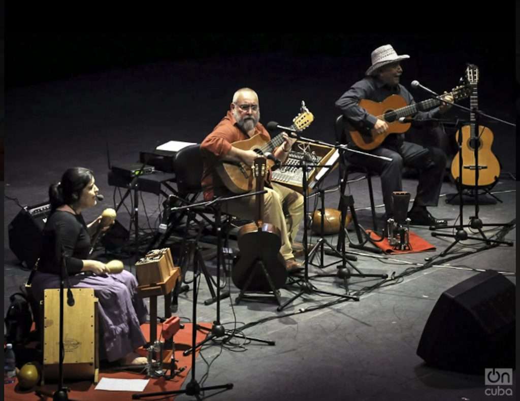 Pedro Luis Ferrer in concert, with his daughter Lena Ferrer and his brother Raúl Ferrer, a trio format with which he worked for several years. Photo: Kaloian Santos.