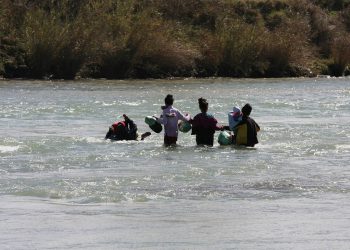 Migrantes cruzando el río Bravo para tratar de llegar a Eagle Pass, Texas. Foto: El Espectador.