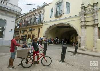 Personas hacen cola para comprar pan liberado en La Habana. Foto: Otmaro Rodríguez.