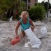 Una mujer llena sacos de arena en preparación para el huracán Ian en St. Pete Beach el 26 de septiembre de 2022.  Foto: Tampa Bay Times.
