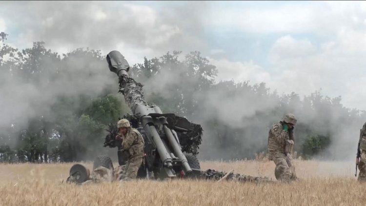 Fuerzas militares ucranianas atacando posiciones rusas. Foto: Sky News.