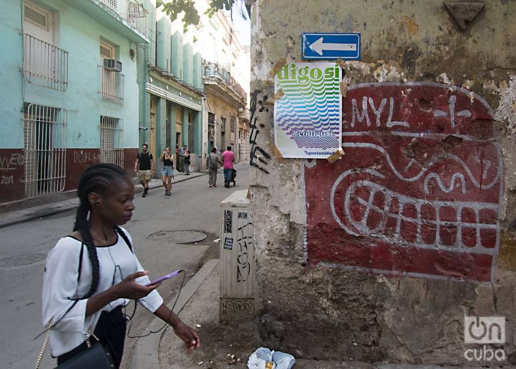 Una mujer pasa cerca de una propaganda a favor del Código de las Familias, en La Habana. Foto: Otmaro Rodríguez.