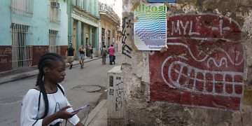 Una mujer pasa cerca de una propaganda a favor del Código de las Familias, en La Habana. Foto: Otmaro Rodríguez.