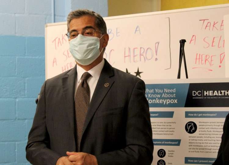 El secretario de Salud y Servicios Humanos de Estados Unidos, Xavier Becerra, visita un centro de vacunación en Washington. Foto: Octavio Guzmán / EFE.