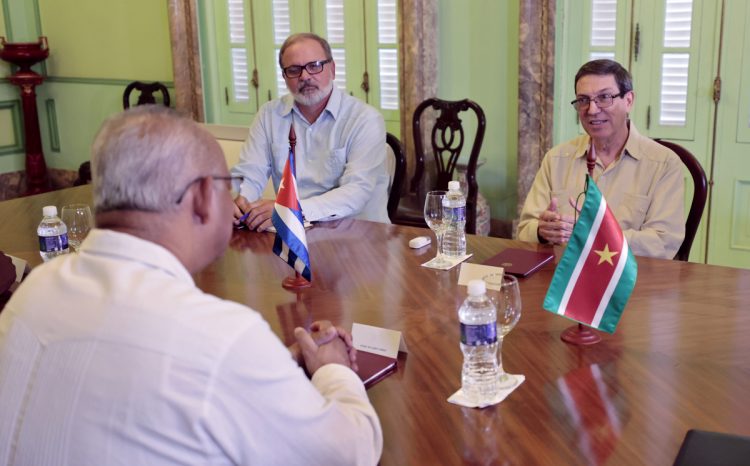 El canciller cubano Bruno Rodríguez (d) se reúne con Albert Ramdin (i), Ministro de Asuntos Exteriores, Negocios Internacionales y Cooperación Internacional de Surinam, en la sede del Ministerio de Relaciones Exteriores en La Habana, el jueves 8 de septiembre de 2022. Foto: Ernesto Mastrascusa / POOL / EFE.