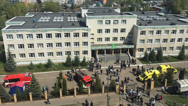 Vista de la escuela de la ciudad rusa de Izhevsk, donde se produjo un tiroteo que dejó al menos 15 fallecidos, la mayoría de ellos menores de edad, el 26 de septiembre de 2022. Foto: RTVE.es