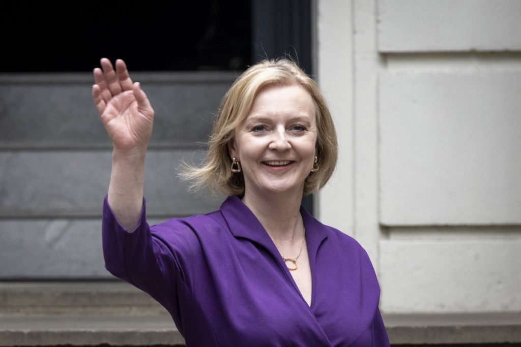 La nueva líder del Partido Conservador, Liz Truss, deja la Oficina Central Conservadora, tras el anuncio de su designación para ocupar el puesto de primera ministra, en Londres, el 5 de septiembre de 2022. Foto: Neil Hall / EFE.