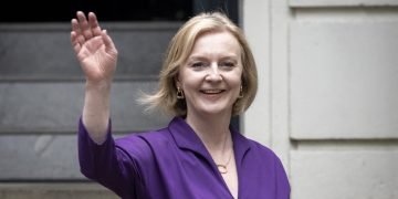 La nueva líder del Partido Conservador, Liz Truss, deja la Oficina Central Conservadora, tras el anuncio de su designación para ocupar el puesto de primera ministra, en Londres, el 5 de septiembre de 2022. Foto: Neil Hall / EFE.