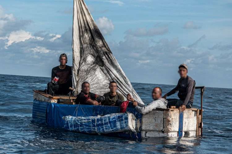 Sólo el Servicio de Guardacostas de Estados Unidos repatrió en las últimas jornadas a 239 balseros cubanos que intentaban llegar a las costas de ese país cruzando el Estrecho de la Florida. Foto: Servicio de Guardacostas de Estados Unidos.