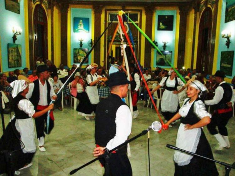 Actividad danzaria en un Festival de Tradiciones Canarias en Cuba. Foto: Canarias Exterior / Archivo.