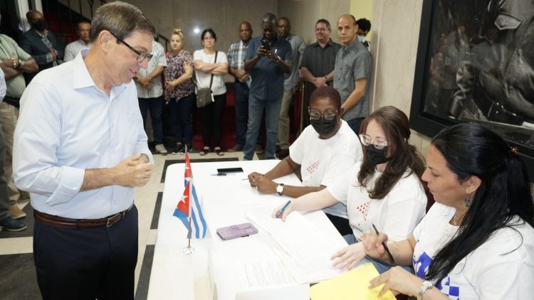 Desde Nueva York, el ministro de Relaciones Exteriores de Cuba, Bruno Rodríguez, ejerció su voto por el Código de las Familias. Foto: cancillería de Cuba/Twitter.