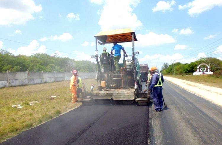 Labores de ampliación de la Carretera Central de Cuba. Foto: Trabajadores.