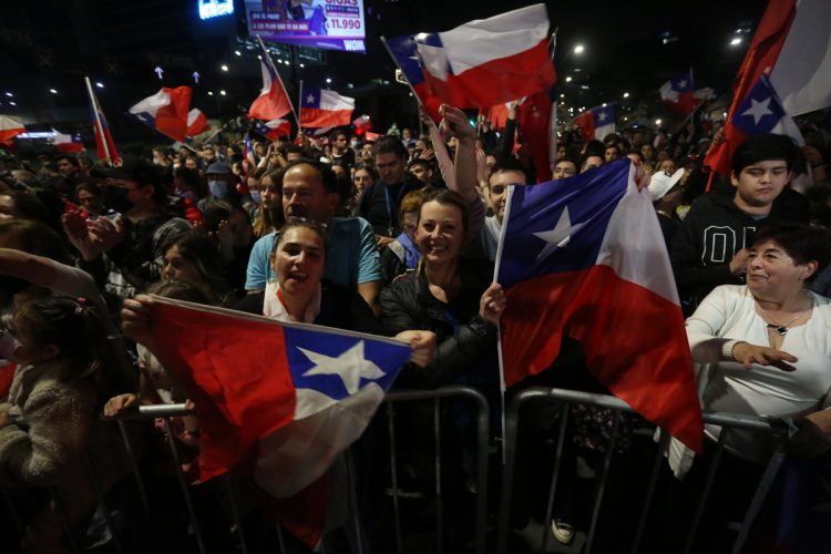 Adherentes de la opción "Rechazo" celebran el resultado del plebiscito constitucional, en Santiago (Chile). Foto: Elvis González/EFE.