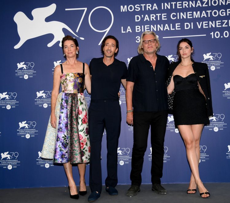De izquierda a derecha: Julianne Nicholson, Adrien Brody, Andrew Dominik y Ana de Armas posan por  Blonde durante la edición 79 del Festival de Venecia. Foto: CLAUDIO ONORATI/EFE/EPA.