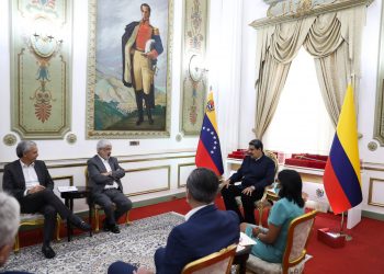 Maduro sostuvo un encuentro con el ministro de Comercio, Industria y Turismo de Colombia, Germán Umaña.  Foto: https://twitter.com/NicolasMaduro