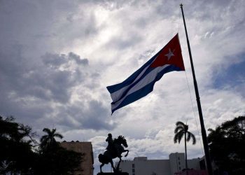 Bandera cubana ondea a media asta cerca de la estatua de José Martí. Foto: Ramón Espinosa/AP/Archivo.