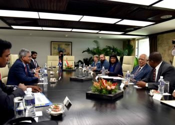 Ricardo Cabrisas, vice primer ministro cubano, con Saurabh Kumar, viceministro de Relaciones Exteriores de la India durante un encuentro en junio de 2022. Foto: ACN/Archivo.