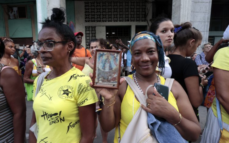 Feligreses participan en la procesión de la Virgen de la Caridad, patrona de Cuba, en el municipio Centro Habana. Foto: Ernesto Mastrascusa/Efe.