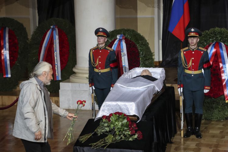 Un hombre pone flores cerca del ataúd con el cuerpo del difunto expresidente soviético Mijaíl Gorbachov, durante la ceremonia de despedida en el Salón de las Columnas de la Cámara de Sindicatos en Moscú, Rusia, el 3 de septiembre de 2022. Foto: Maxim Shipenkov / EFE.