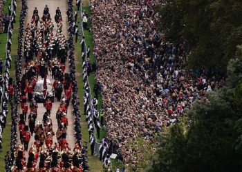 El cortejo fúnebre al momento de ingresar en el Castillo de Windsor. | Foto: Pool vía AP