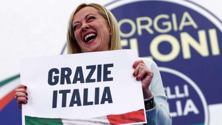 La nueva primer ministra italiana Georgia Meloni agradece tras la elección en un acto callejero el lunes 26 de septiembre. | Foto: AFP.