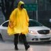 Un hombre camina bajo la lluvia, en Brickell, el centro de Miami. Foto: The Miami Herald.