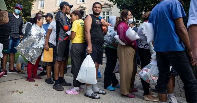 Un grupo de migrantes indocumentados enviados a Martha's Vineyard forman fila para recibir ayuda. | Foto: AP