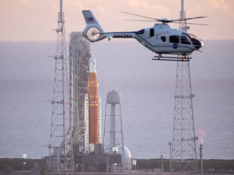 Helicóptero de la Nasa sobrevuela el cohete SLS con la nave Orión. Foto: Nasa.