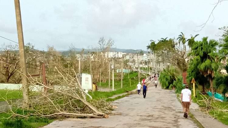 Al menos dos personas han muerto a causa del huracán Ian, que con categoría tres cruzó Cuba de sur a norte por su extremo oeste este martes ocasionando graves daños de diversas índoles. Foto: Tele Pinar.