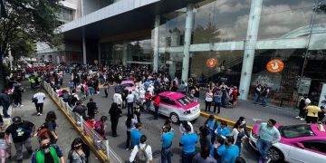 Personas en la calle en México tras el terremoto de este 19 de septiembre de 2022. Foto: noticieros.televisas.com