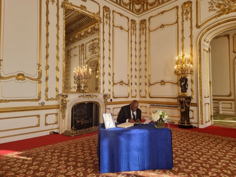 El funcionario también firmó el libro de condolencias abierto por la cancillería del Reino Unido en Lancaster House. Foto: Twitter de Valdés Mesa.