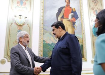 Maduro saluda a principios de septiembre al representante del Gobierno de Colombia, Germán Umaña. Foto: https://twitter.com/NicolasMaduro.