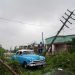 Un auto antiguo pasa por los escombros causados ​​por el huracán Ian en Pinar del Río, Cuba, el 27 de septiembre de 2022. REUTERS/Alexandre Meneghini