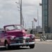 Un automóvil clásico pasa frente a la embajada de Estados unidos en La Habana. Foto: Ernesto Mastrascusa / EFE.
