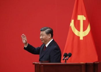 El presidente chino, Xi Jinping, saluda durante la presentación de los nuevos miembros del Comité Permanente del Buró Político del Comité Central del XX Partido Comunista Chino (PCCh) en el Gran Salón del Pueblo en Beijing, China, el 23 de octubre de 2022. Foto: Mark. R. Cristino / EFE.