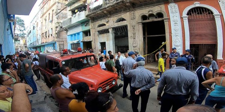 Rescatistas, policías y otras personas en los alrededores del edificio donde ocurrió un derrumbe, en La Habana Vieja, el 17 de octubre de 2022. Foto: Felipe Borrego / EFE.