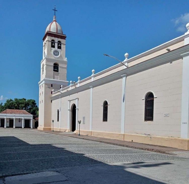Iglesia y Plaza del Himno. Foto: Enrique Barcaz.