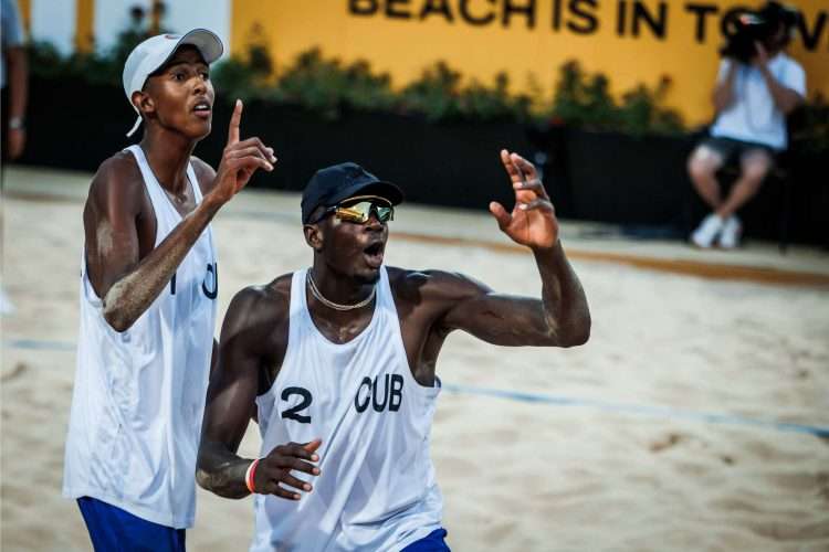 La pareja cubana de voleibol de playa integrada por Noslen Díaz y Jorge Luis Alayo. Foto: FIVB / Archivo.