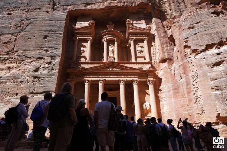 El Tesoro de Petra: La fachada tiene dos niveles; el inferior, de 12 m de altura, está decorado con seis columnas que soportan un frontón, y a los lados hay relieves escultóricos mal conservados que guardan la entrada; se cree que representan Cástor y Pólux, hijos de Zeus. Tras la puerta hay una sala vacía de unos doce metros cuadrados y una especie de hueco en el suelo para los rituales en honor de los dioses locales, Allat, Al Uzza Y Dushara. En el segundo nivel hay representadas tres falsas glorietas con seis columnas frontales.