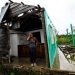 Una mujer en su casa destruida por el huracán Ian en San Juan y Martinez, Pinar del Río. Foto: AFP/Getty Images.