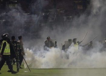 Oficiales de policía y soldados del gas lacrimógeno después de enfrentamientos entre aficionados durante un partido de fútbol en Indonesia el sábado 1 de octubre de 2022. Foto: Yudha Prabowo/AP.