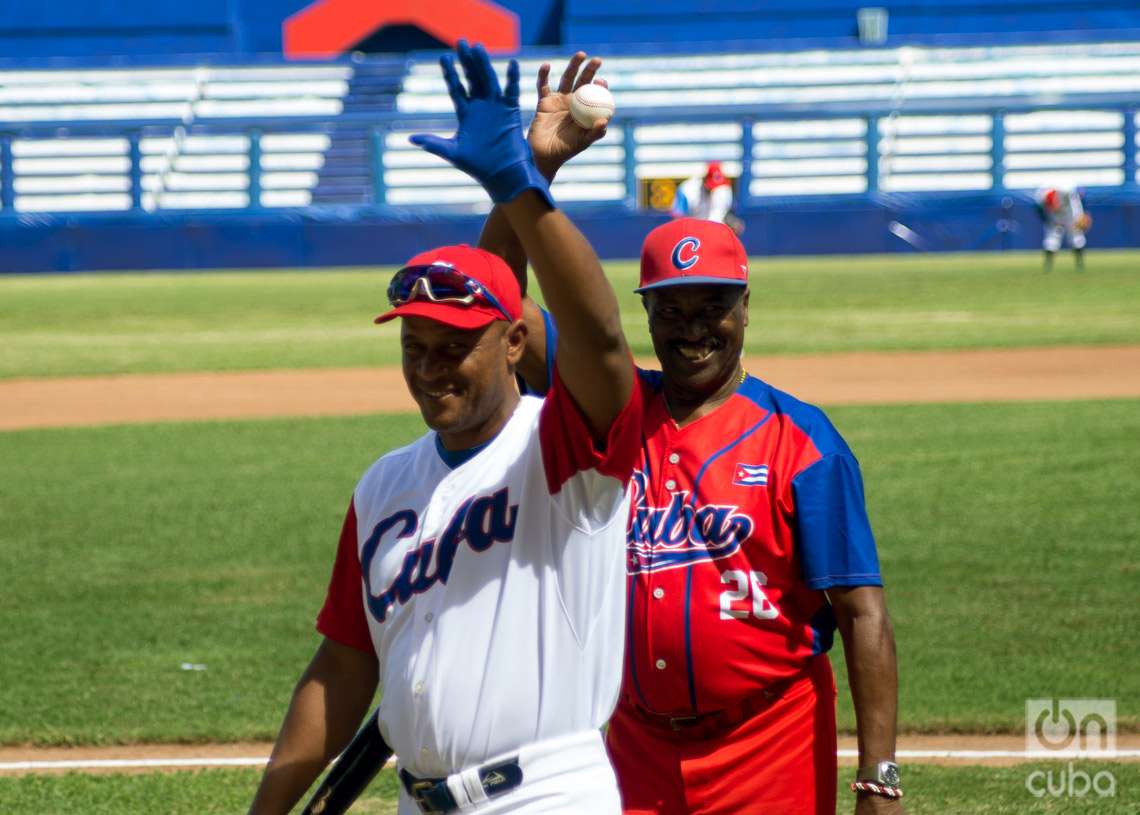 Los expeloteros Julio Romero (detrás, de rojo) y Alexander Malleta (delante, de blanco) fueron protagonistas de la inauguración de la I Liga Élite del Béisbol Cubano, en el Estadio Latinoamericano de La Habana. Foto: Otmaro Rodríguez.