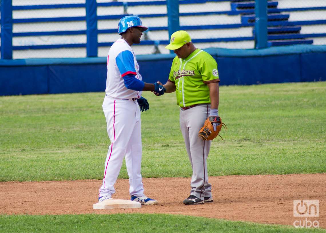 Partido entre los equipos Agricultores y Portuarios, en el inicio de la Liga Élite del Béisbol Cubano, en el Estadio Latinoamericano de La Habana. Foto: Otmaro Rodríguez.